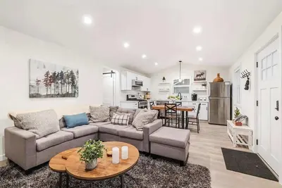 Image de Freshly Updated Hideaway in Cda’s Best Spot