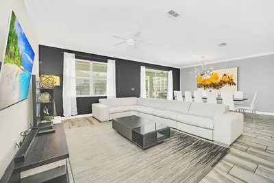 Image de Beautiful 9 Bed Pool Home with Game Room-9036cehs