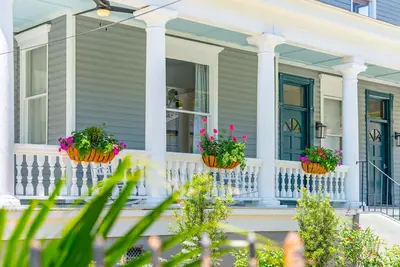 Image de Artsy Apartment in Victorian Home with Heated Salt Water Pool