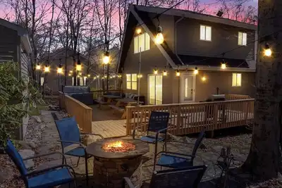 Image de Private Game Room - Hot Tub & Theater!