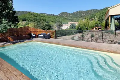 Image de Gîte confortable au calme dans son coin de verdure. Avec piscine