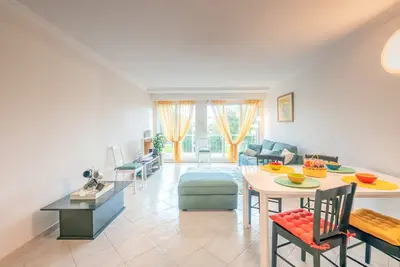 Image de Appartement central avec grande terrasse, garage et Wifi