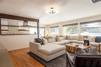 Image de Hulen Way Home - Newly Remodeled Home with Trails Right Out the Front Door