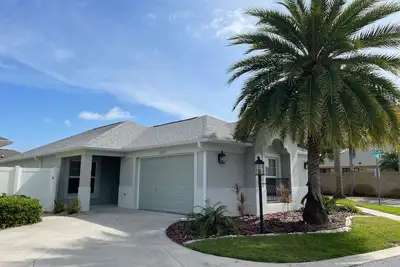 Image de Charming home with a large private yard, no carpets, and a prime location!