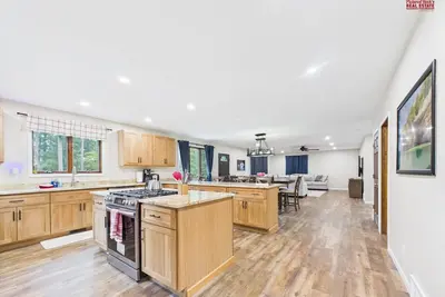 Image de New 2025 Escape to Your Perfect Getaway at Three Pines, Sleeps 10, 3 Bath