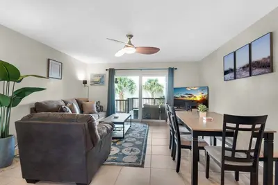 Image de 🌊🌴Seahorse Siesta: Walk to the Beach | Lagoon Views | Two Balconies