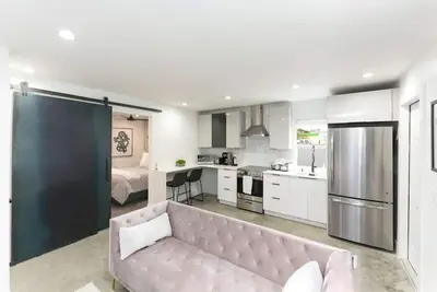 Image de 1bd 1ba - Black & White ArtBNB Cottage - Antique Row Wpb