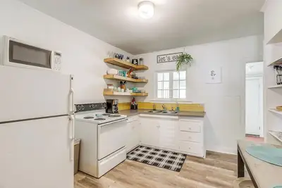 Image de Sunshine Shack: Spacious 2-Bedroom Granbury Glow