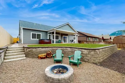 Image de Beautifully furnished home with hot tub, gas fireplace, soaking tub, & fire pit