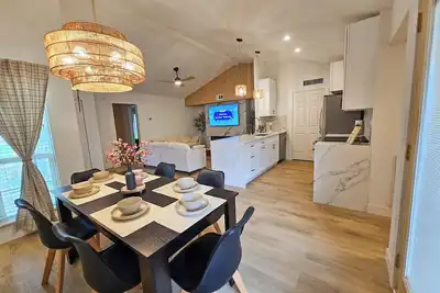 Image de Cozy Modern Organic Townhome
