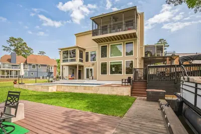 Image de New! Lakefront Retreat with Private Pool, Hot Tub and Dock