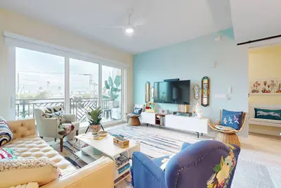 Image de Sunlit & colorful beach condo with pool, hot tub, & balcony - near shore & shops