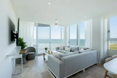 Image de Cozy beachfront apartment with ocean views, pool and balcony