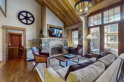 Image de Modern condo with shared hot tub, fireplace, and walk to lifts - golf nearby