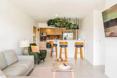 Tranquil lakefront apartment with stunning views &  pool access