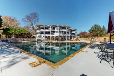 Image de Beautiful condo with plenty of space, shared pool and mountain views