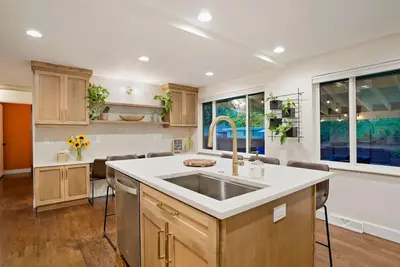 Brand New Co Classic-Fire Pit/2 Kings/Pet Friendly