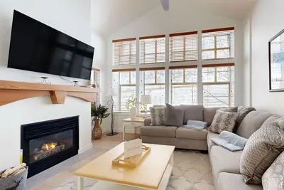 Image de Relaxing mountain-view condo with shared hot tub, pool & more-walk to ski lifts