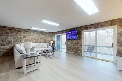 Image de Gorgeous combo unit w 2 full kitchens/living rooms & shared pool