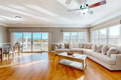 Image de Beautiful condo with plenty of space, shared pool and mountain views