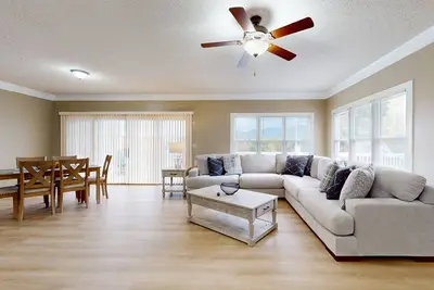 Image de Beautiful condo with lots of space, share pool and mountain views