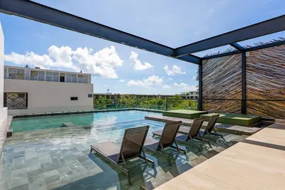 Image de Elegant condo with rooftop lounge, outdoor pool & fitness center access