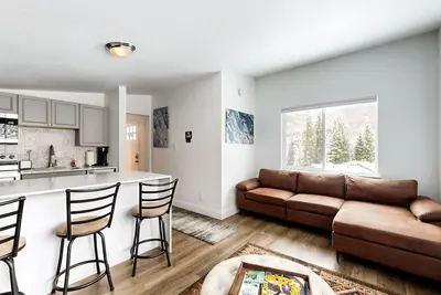 Image de Conveniently located condo units with W/D, full kitchen & great views