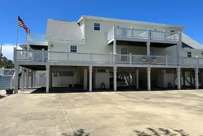 Image de Spacious 4 bdrm/2 bath duplex 1 block from beach!