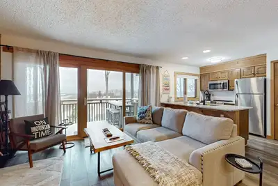 Image de Cozy Condo in Shanty Creek Resort, near Skiing, Snowmobiling, Golf, Lakes & More