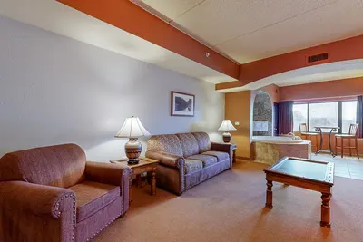 Image de 2nd-floor condo with elevator, jetted tub, full kitchen, & fireplaces