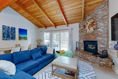 Image de Beautiful townhouse with deck, foosball, fireplace, and skiing nearby
