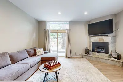 Image de Charming townhome w/ modern touches, great outdoor space, free WiFi