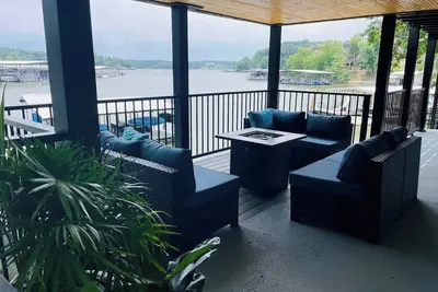 Image de Remodeled Lakefront 3 Br 1 Ba House with onsite Boat Rental option! Located on the 3 mile N Shore