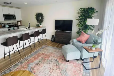 Image de 1bd 1 ba Getaway with private balcony & onsite Boat rental option