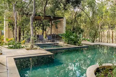 Cozy jungle retreat with pool, lush garden & serene atmosphere