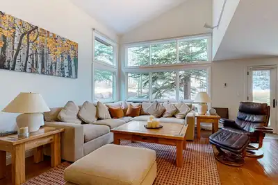Image de Comfortable home with fully stocked kitchen & W/D - great location