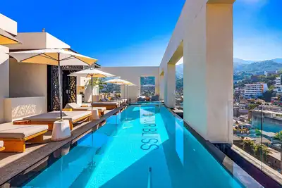 Image de Luxury condo with shared rooftop pool and lounge, private washer/dryer