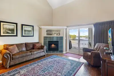 Image de Spacious Lakeview Penthouse with Screened Balcony, Pool, Boat Slip & Lake Access