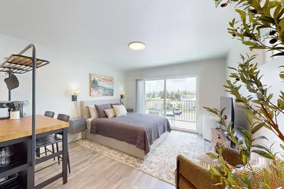 Image de Conveniently located condo with full kitchen, W/D & Tv's