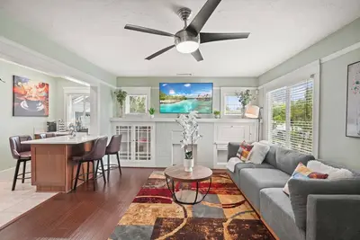 Image de Family Lb Retreat: Game Room -Fire Pit - Walk to Beach!