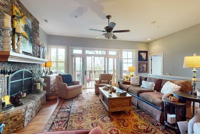 Image de Beautiful and private townhouse overlooking the mountains