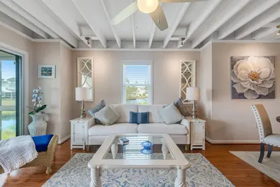 Image de Mallard Lakes townhouse with hot tub, pool, water views, & fireplace