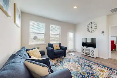 Image de Newly remodeled - dog friendly townhome with pools, tennis, washer/dryer & Ac