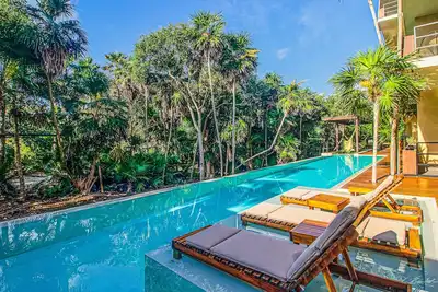 Central apartment with amazing Caribbean views, balcony, beach-view pool, & Ac
