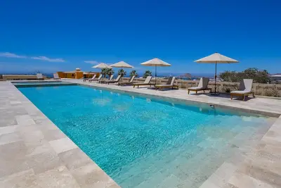 Charming Coastal Resort with ocean views, pool, gym and shared amenities