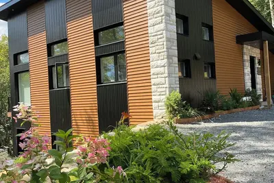 Image de Beautiful new home in the woods