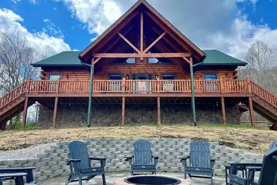 Image de Charming 5-bedroom Cabin with Movie Theater, Hot Tub, and WiFi