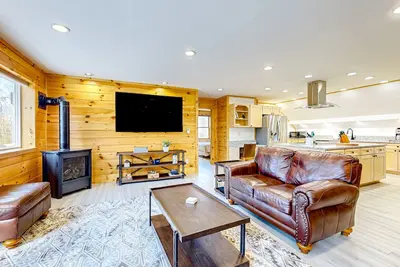 Image de Dog-friendly apartment by Moosehead Lake with sprawling deck & firepit