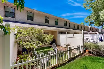 Image de Inviting condo with an outdoor pool, washer/dryer, & Ac - near the beach