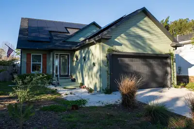 Image de New Listing 3-bedroom house in brilliant Tarpon Springs with WiFi, Ac, Hot Tub